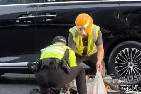 工人的荔枝不慎撒落一地 羊城铁骑暖心相助