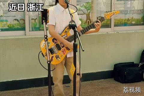 小孩哥弹唱Beyond《永远等待》