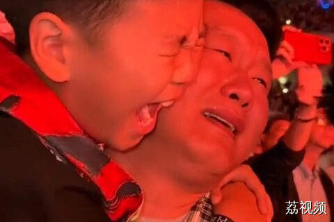 《光辉岁月》一响歌迷激动落泪 网友：这又是谁的青春呢