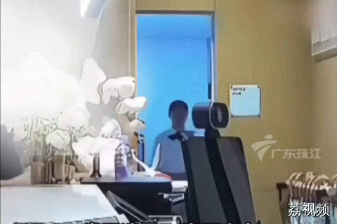 男子前台借伞不满50押金砸人被拘