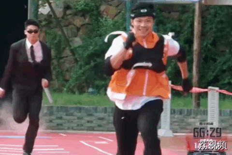 苏炳添综艺中遇到同门师弟，展开追击战。网友：这谁追得上啊！