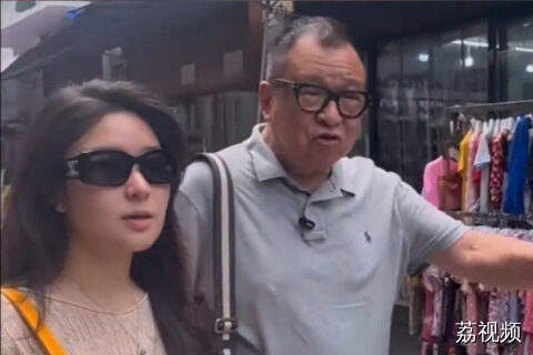 “欢喜哥”带女儿回高第街，探祖屋还与粉丝合影互动