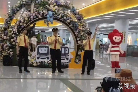 广州地铁太有节目了，工作人员载歌载舞庆祝新线开通！