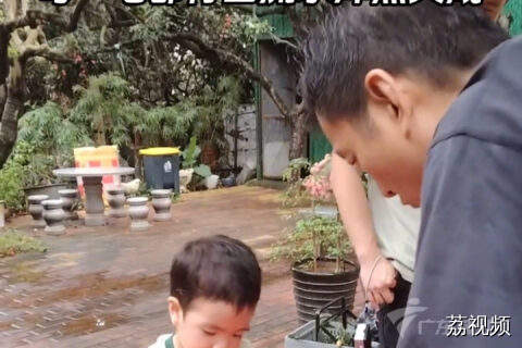 广东三岁萌娃自学书法