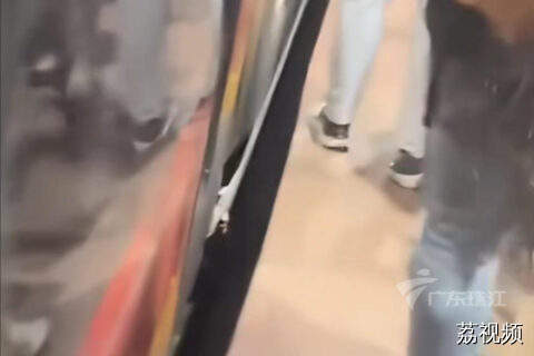 深圳北站幼童不慎坠入站台缝隙，乘客巧用雨伞成功安全救出幼童