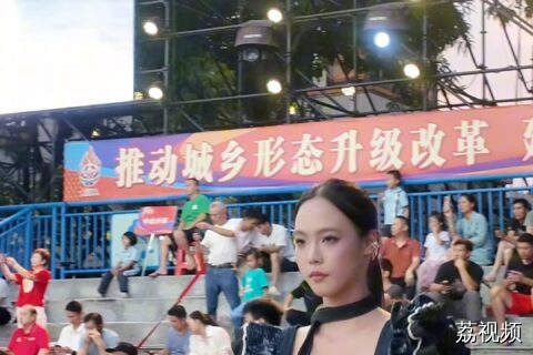 村BA赛场不止有篮球 还有美女时装秀！