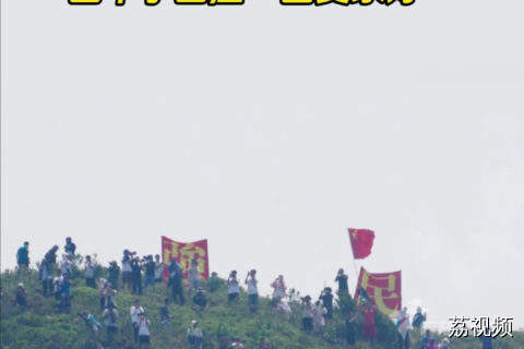 香港“挥旗哥”深情送别山东舰，四字表态度