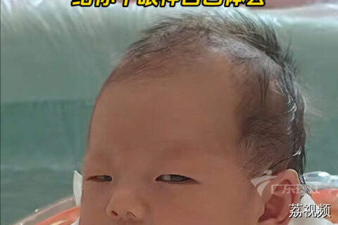 珠海一对父母带宝宝去游泳 宝宝眼神逗笑众人