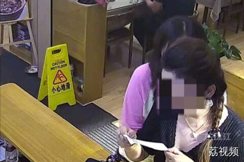女子因步行到饭店要求打折遭拒，激动拍桌质问