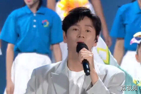 鲍春来赖美云携小朋友们一同唱响十五运