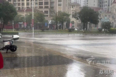 广东台风把冰箱吹跑，网友调侃“冰箱逛街”
