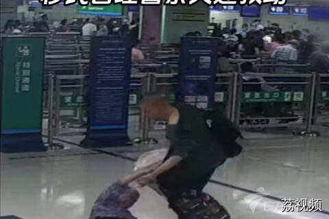 八旬香港旅客摔倒，警察火速救助