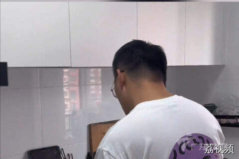 北京网友边做饭边唱粤语歌