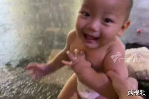 下雨啦！妈妈放任宝宝快乐踩水超有爱