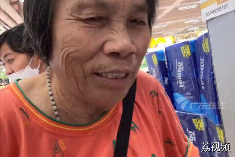 网友跟阿婆体验卖荔枝