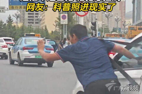 大叔遇到车辆抛锚，拉着安全带边推车边自拍，松弛感拉满