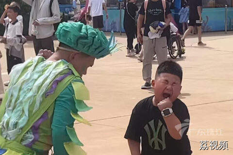 小孩哥与游乐场NPC斗舞