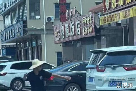 小哥花式揽客，网友被这份热情打动进店消费