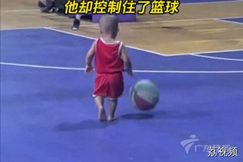 广西两岁萌娃超强控球能力