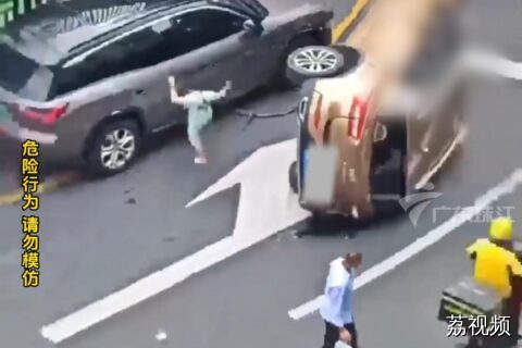 广州两车在弯道处相碰导致一车侧翻