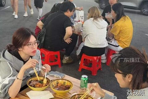 网友拍下洛杉矶街头一幕，螺蛳粉配上两广省桌省凳