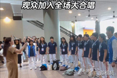 广州学生排练《海阔天空》意外变快闪现场