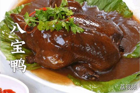 皮酥、馅香、汁浓，鸭肚里装的不是八丁，是老广的执念。外皮炸得刚刚好，筷子一夹，鸭香扑鼻，像在广东老街撞见一口老味道。#老广的味道 #新加坡美食 #美食推荐