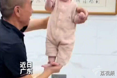 爷爷单手托起萌娃