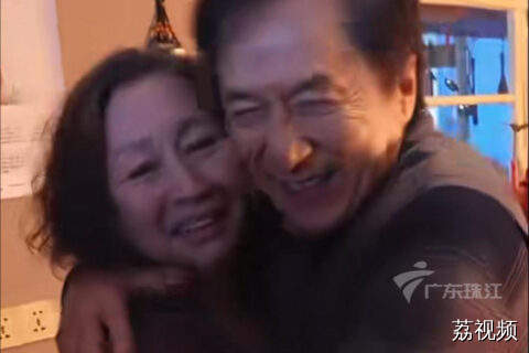 71岁成龙与75岁师姐元秋合作，这个同框太珍贵了