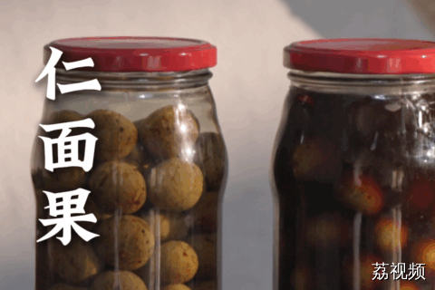 能空口吃新鲜仁面果的都是狠人，但做成仁面酱拌饭的，都是会享受的聪明人！又能空口吃还喜欢拌饭的，那就是狠聪明的人~#老广的味道 #纪录片 #家常菜