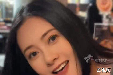 59岁演员李丽珍罕见露面，复刻当年经典镜头
