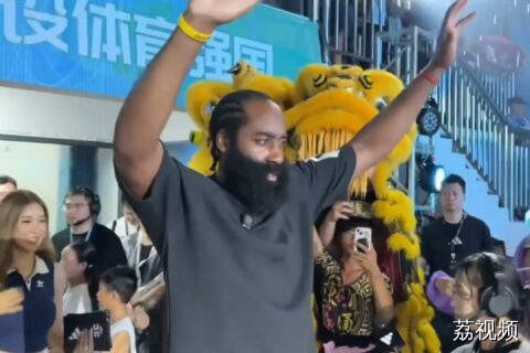 不畏暴雨 哈登与球迷近距离互动