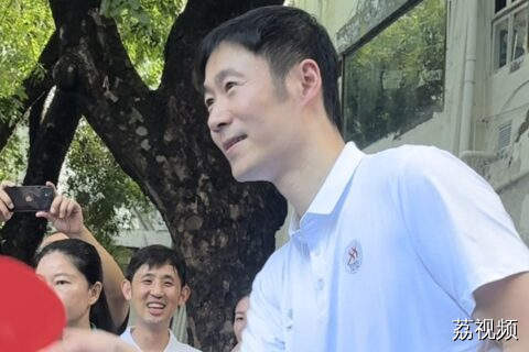 王励勤现身天体 与球迷互动