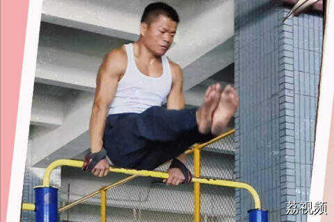 街头上演抓杠“起飞”！37岁“单杠哥”为治腰椎练就体操绝技