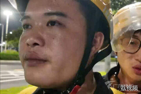 外卖小哥深夜送失业小伙回家 送奶茶安慰爆金句