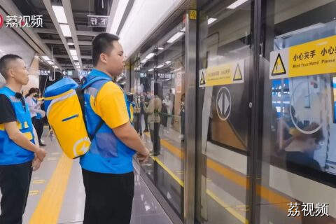 从恐惧社交到规划路线，自闭症少年随父跑单逆袭成长