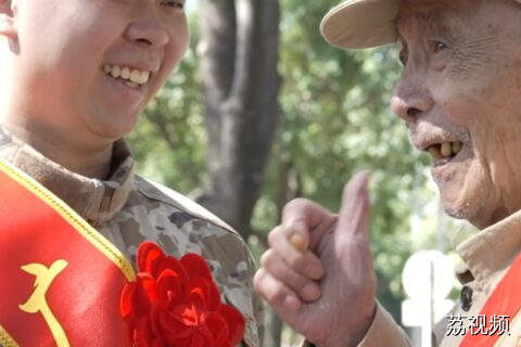 最硬核的传家宝！96岁老兵送孙入伍，送出铭牌那一刻，全场泪崩