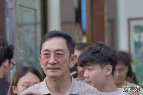 原本打算静鸡鸡来打卡莫氏鸡煲的吴启华，还是被吃鸡大军围住啦~#莫氏鸡煲 #佛山文旅 #顺德 哈哈哈