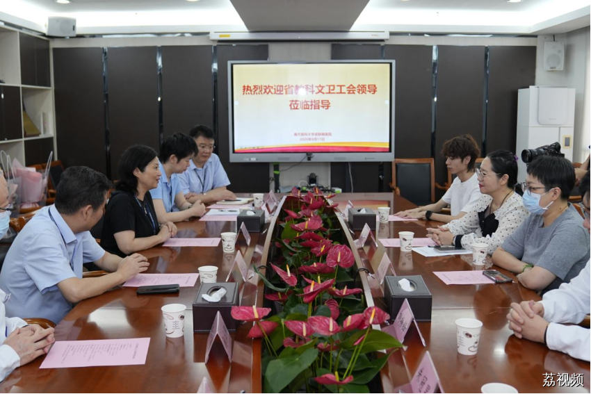 致敬医者仁心 工会情暖杏林——广东省教科文卫工会开展2026年医师节走访慰问活动