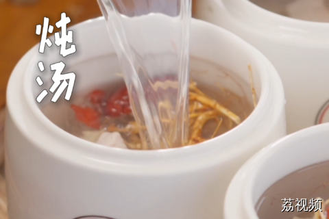 个头小，皮下脂肪少，老挝鸡能在你心里打几分？你更喜欢用这种鸡做什么菜呢？#全世界中国味 #纪录片 #老广的味道 #