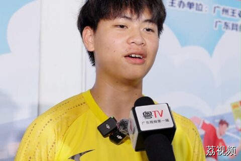 粤超球迷为本土足球撑腰