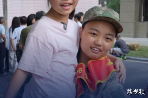 “我姐姐穿了军装很帅气” 广东送兵现场，家长投喂到破防