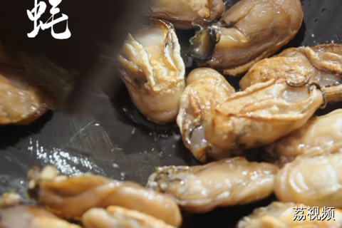 喜欢吃生蚝的看过来！四十五秒教你花式吃蚝法！#老广的味道 #纪录片 #家常菜 。
