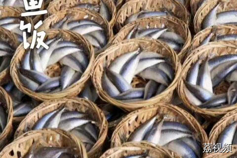 海鱼不去内脏直接煮，不加一粒米，以鱼当饭？#老广的味道 #纪录片 #家常菜 。