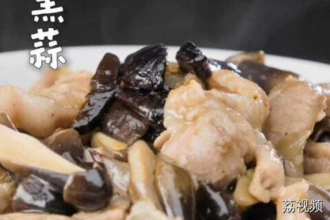 黑蒜很适合用来煮汤~提问：黑蒜拉面里的黑蒜，用的是不是它？！#老广的味道 #纪录片 #广东美食 。