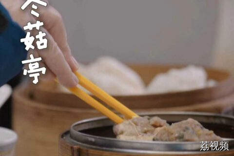 一家很温暖的香港餐厅，不仅对钱包友好，对食客也很友好。#老广的味道 #纪录片 #香港美食 。