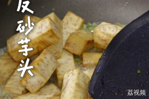其中，小编最爱的还是咸蛋黄反砂~#老广的味道 #纪录片 #潮汕美食 。